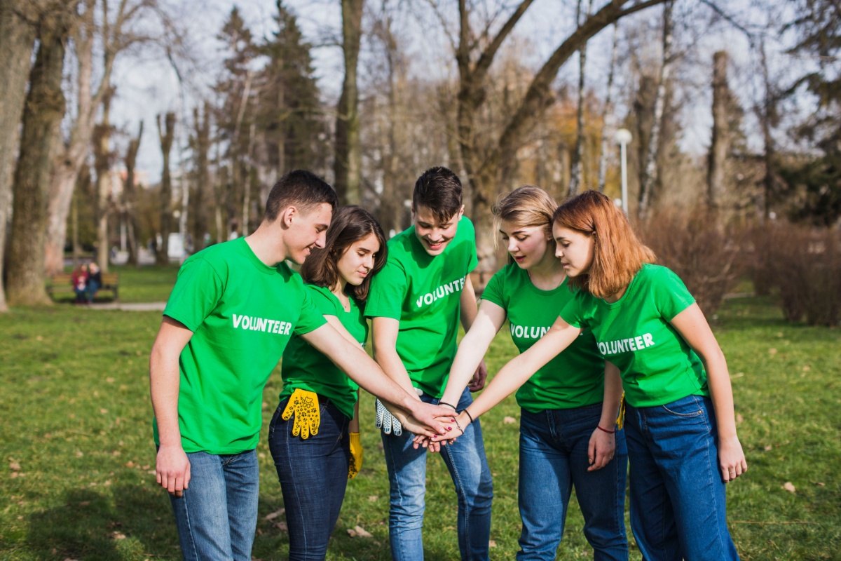 environment-volunteer-teamwork-concept